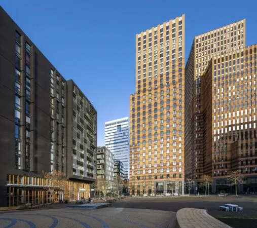 Moderne hoogbouw rondom het George Gershwinplein in Amsterdam op een zonnige dag.